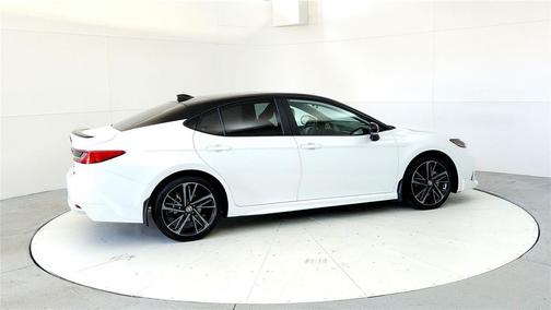 Wind Chill Pearl w/Midnight Black Metallic Roof 2026 Toyota Camry XSE