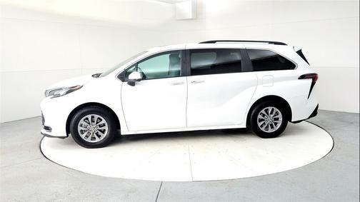2023 Toyota Sienna XLE 8 Passenger