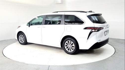 2023 Toyota Sienna XLE 8 Passenger