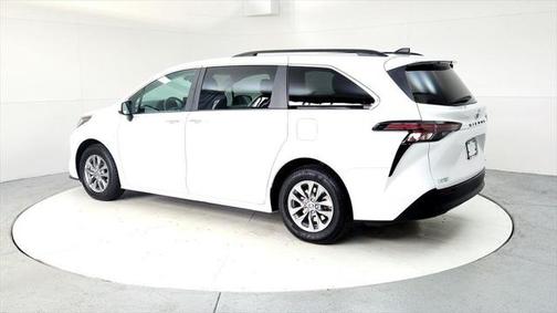 2023 Toyota Sienna XLE 8 Passenger