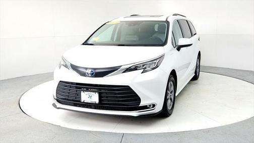 2023 Toyota Sienna XLE 8 Passenger
