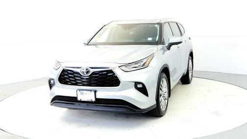 Celestial Silver Metallic 2024 Toyota Highlander Platinum