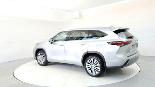 Celestial Silver Metallic 2024 Toyota Highlander Platinum