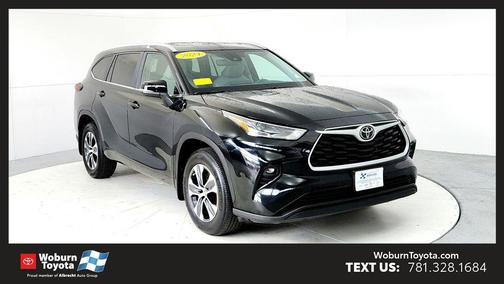 Midnight Black Metallic 2024 Toyota Highlander XLE