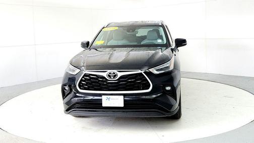 Midnight Black Metallic 2024 Toyota Highlander XLE