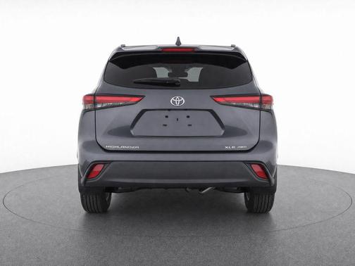 Magnetic Gray Metallic 2023 Toyota Highlander XLE