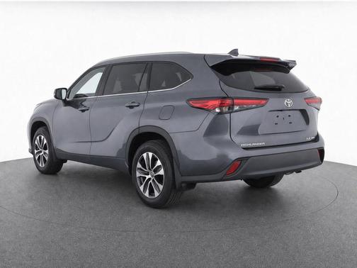 Magnetic Gray Metallic 2023 Toyota Highlander XLE