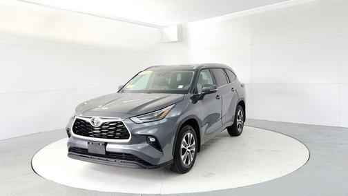 Magnetic Gray Metallic 2023 Toyota Highlander XLE