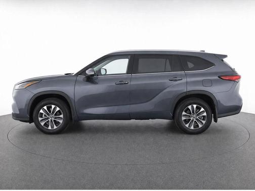 Magnetic Gray Metallic 2023 Toyota Highlander XLE