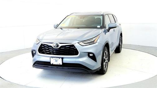 Moon Dust 2022 Toyota Highlander XLE