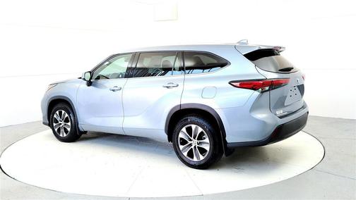 Moon Dust 2022 Toyota Highlander XLE