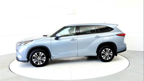 Moon Dust 2022 Toyota Highlander XLE