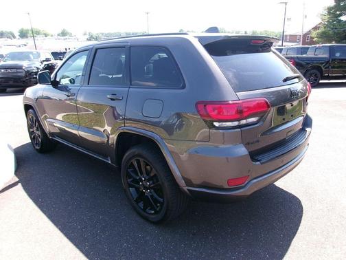Granite Crystal Metallic Clearcoat 2017 Jeep Grand Cherokee Altitude