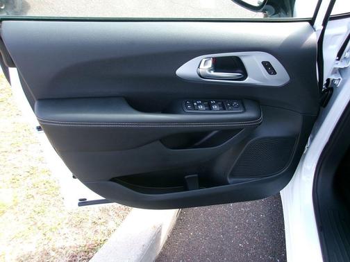 Bright White Clearcoat 2026 Chrysler Pacifica Limited