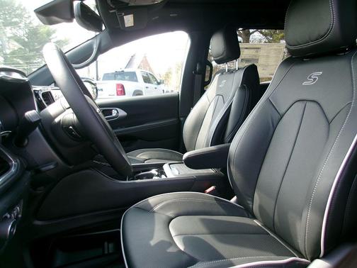 Bright White Clearcoat 2026 Chrysler Pacifica Limited