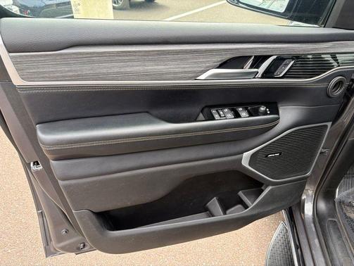 Baltic Gray Metallic Clearcoat 2024 Jeep Wagoneer Series II 4x4