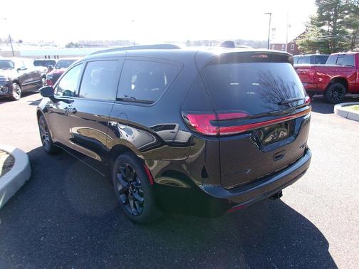 Diamond Black Crystal Pearlcoat 2026 Chrysler Pacifica Limited