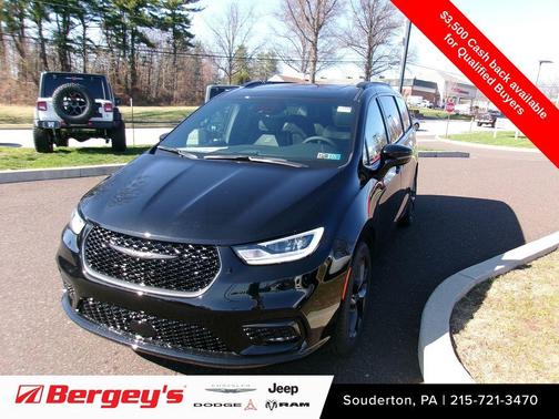 Diamond Black Crystal Pearlcoat 2026 Chrysler Pacifica Limited