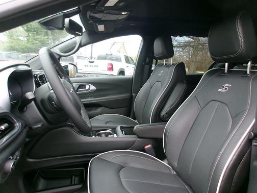 Bright White Clearcoat 2026 Chrysler Pacifica Limited