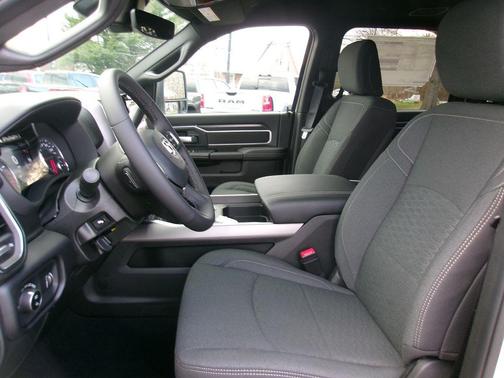 Bright White Clearcoat 2026 RAM 3500 Big Horn Crew Cab 4x4 8' Box