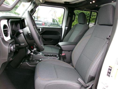 Bright White Clearcoat 2026 Jeep Gladiator Sport S
