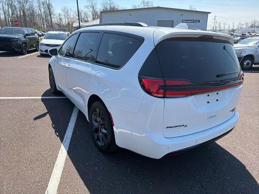 Bright White Clearcoat 2021 Chrysler Pacifica Limited