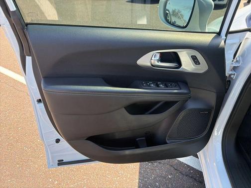 Bright White Clearcoat 2021 Chrysler Pacifica Limited