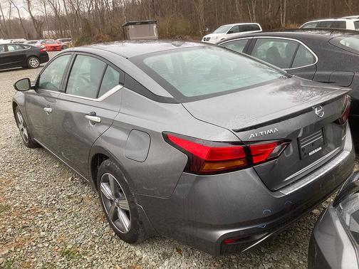 Photo 3 of 5 of 2019 Nissan Altima 2.5 SV