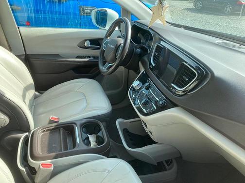 Photo 6 of 6 of 2017 Chrysler Pacifica Touring-L