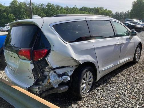 Photo 1 of 6 of 2017 Chrysler Pacifica Touring-L