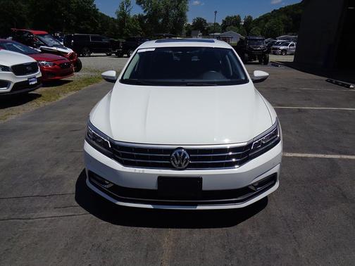 Photo 5 of 6 of 2018 Volkswagen Passat 2.0T SE