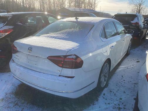 Photo 4 of 5 of 2018 Volkswagen Passat 2.0T SE