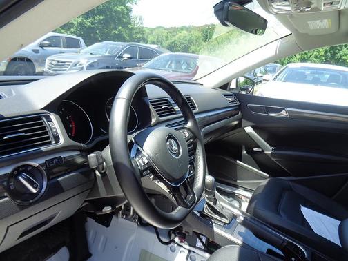 Photo 6 of 6 of 2018 Volkswagen Passat 2.0T SE