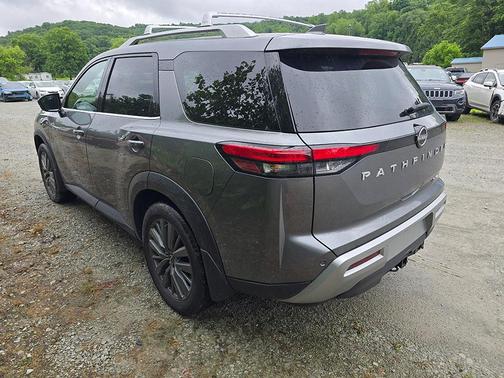 2024 Nissan Pathfinder SL