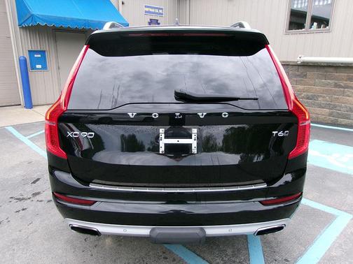 2016 Volvo XC90 T6 Momentum