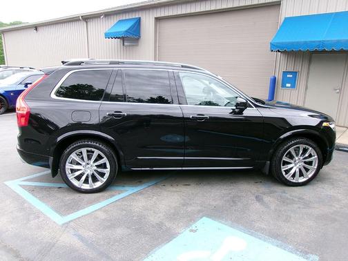 2016 Volvo XC90 T6 Momentum
