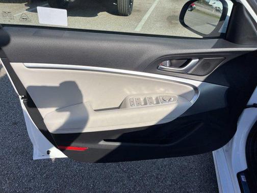 2025 Genesis G70 2.5T RWD