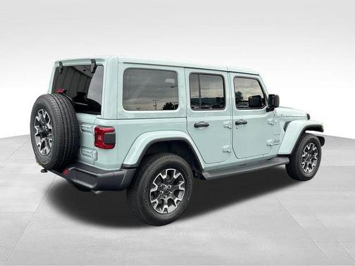 Earl Clearcoat 2024 Jeep Wrangler Sahara