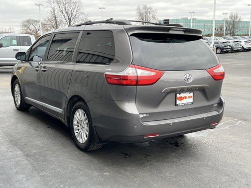 2017 Toyota Sienna XLE