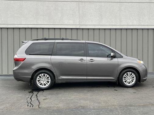 2017 Toyota Sienna XLE