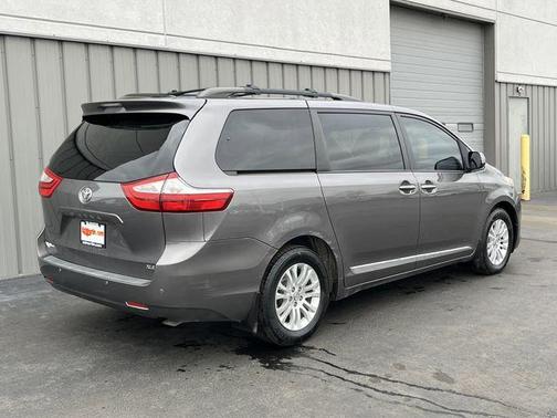 2017 Toyota Sienna XLE