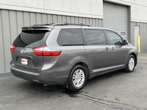 2017 Toyota Sienna XLE