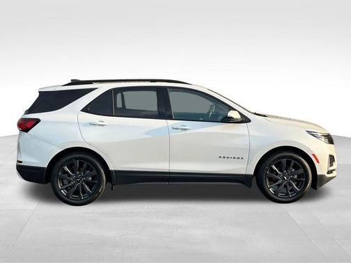 Pearl 2022 Chevrolet Equinox RS