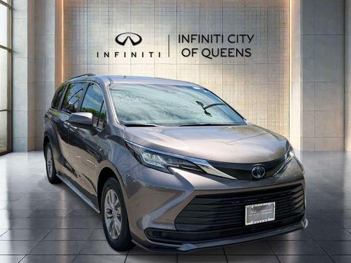 Predawn Gray Mica 2022 Toyota Sienna LE