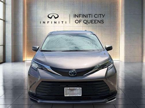 Predawn Gray Mica 2022 Toyota Sienna LE