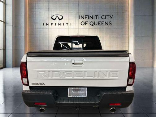 White 2024 Honda Ridgeline RTL