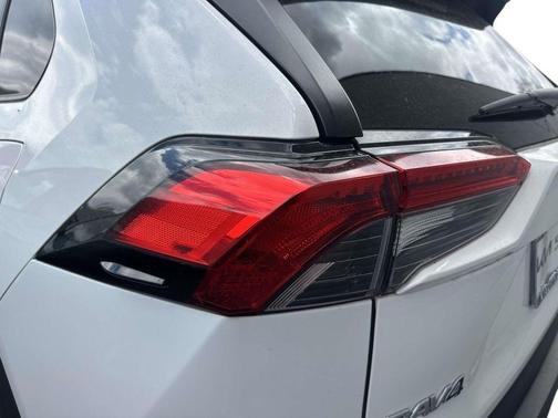 Ice 2024 Toyota RAV4 LE