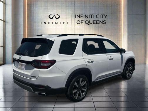 White 2023 Honda Pilot Touring