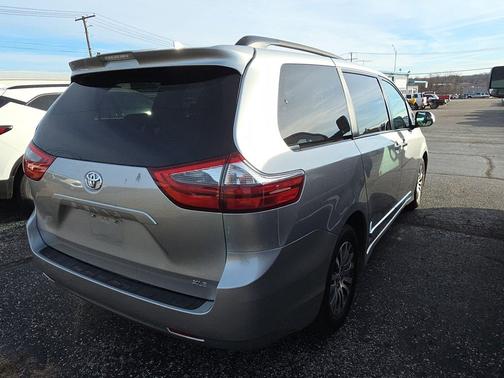 2020 Toyota Sienna XLE