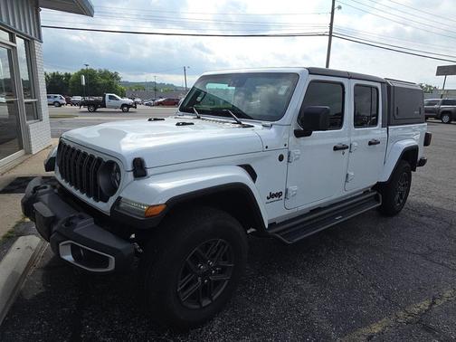 Bright White Clearcoat 2025 Jeep Gladiator Sport S